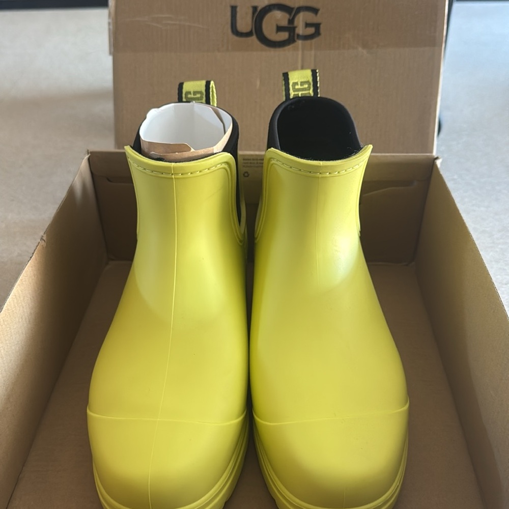 NWB UGG Droplet boots
